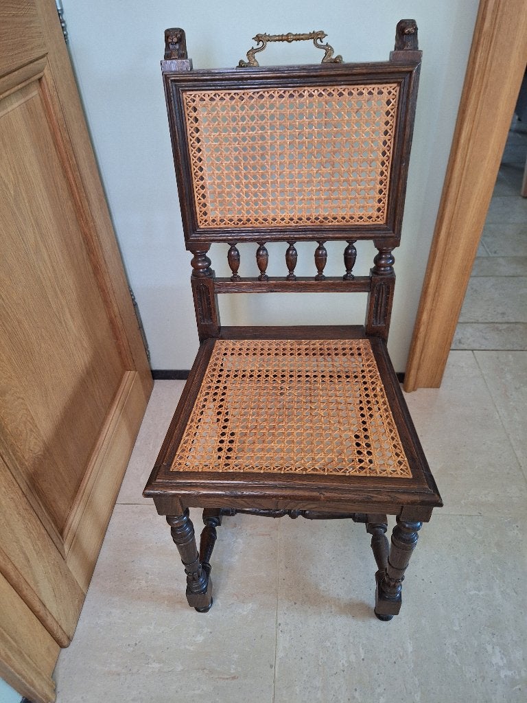 Chaise tête de lion, Enlèvement