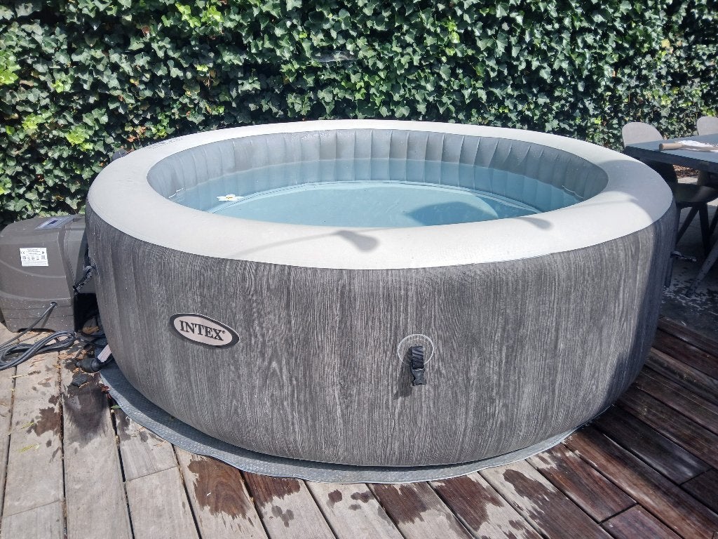 Opblaasbare jacuzzi, Ophalen, Zo goed als nieuw, Afdekzeil, Opblaasbaar