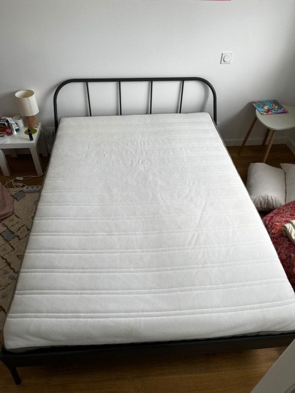 Lit double IKEA matelas + sommier, Maison & Meubles, Chambre à coucher | Lits, Enlèvement, Utilisé, Deux personnes, Noir
