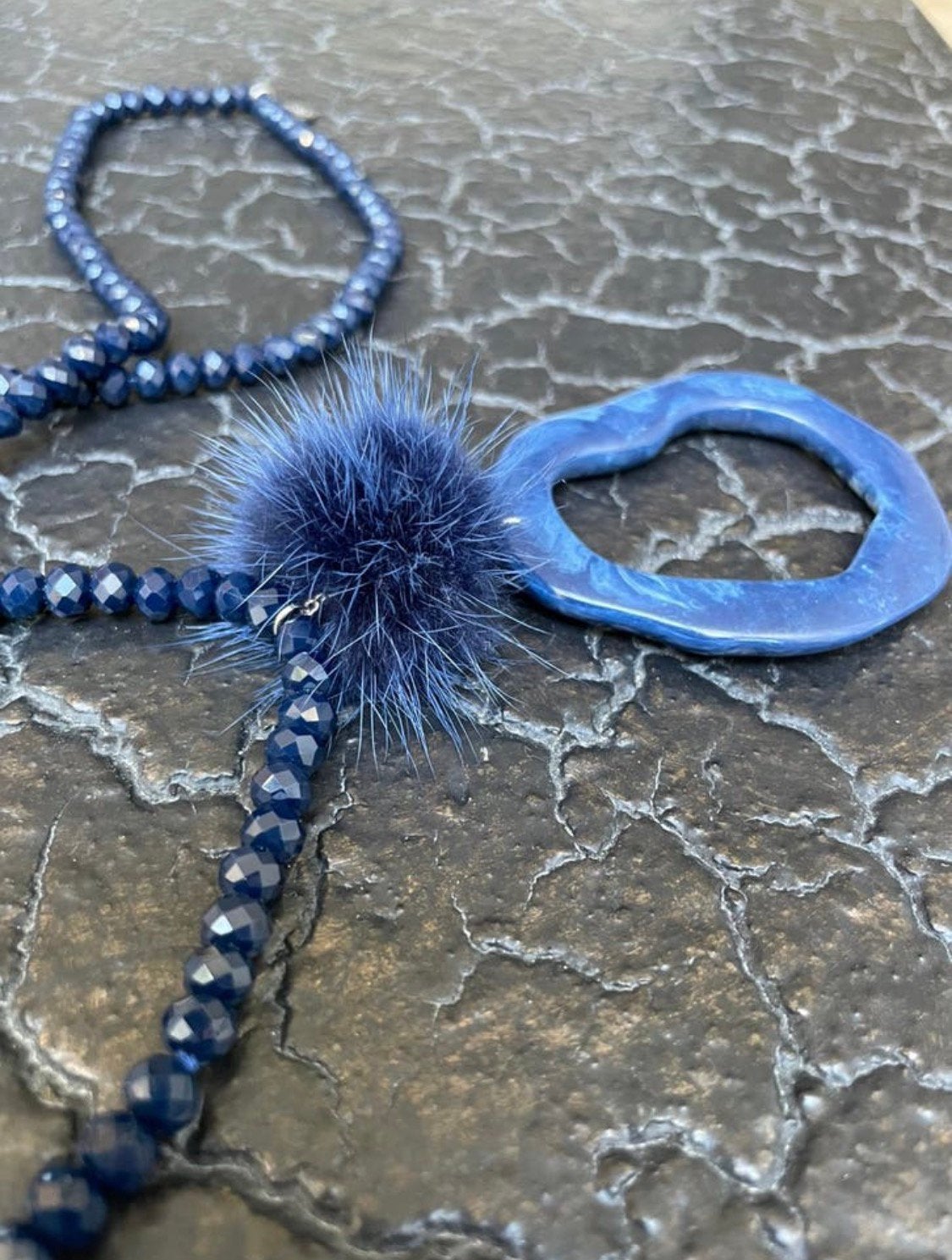 Collier long perlé bleu marine TITTO avec pompon, Neuf, Enlèvement ou Envoi, Avec pendentif, Autres matériaux