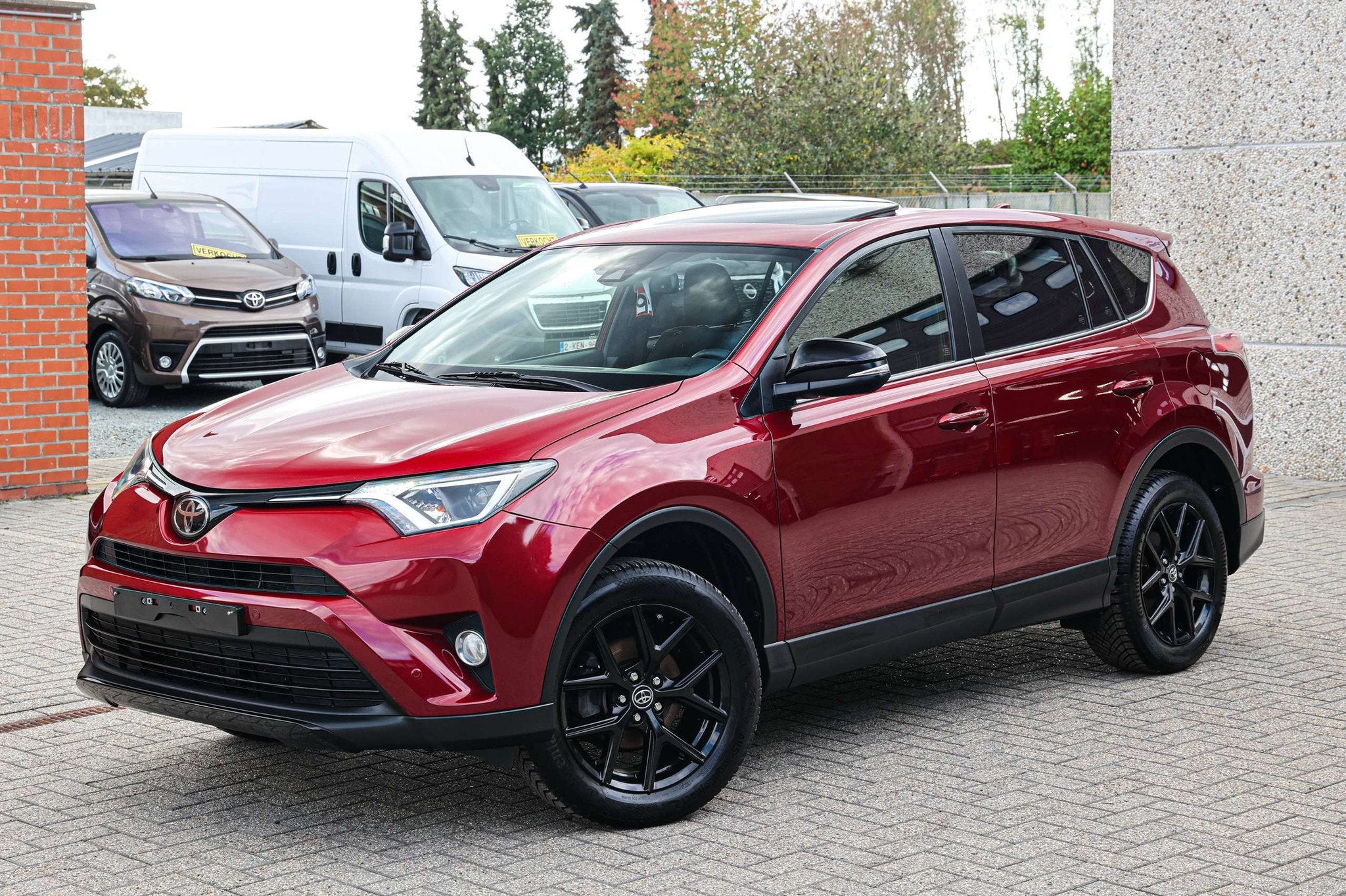 Toyota RAV4 VIERWIELAANDRIJVING*BLACK-EDITION*ACHTERUITRIJCA, Auto's, Gebruikt, 4 cilinders, Bedrijf, 111 kW
