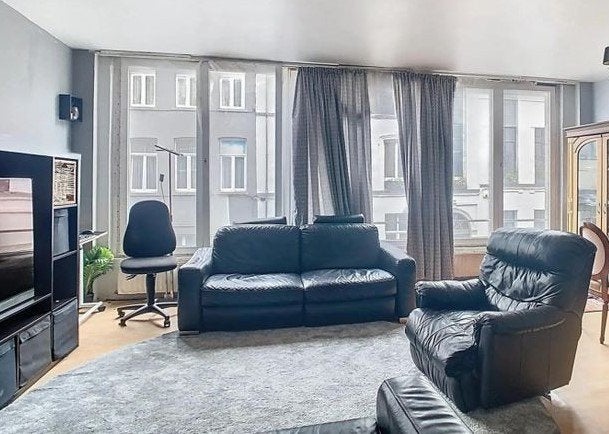 BEL APPARTEMENT 2 CH AVEC ASCENSEUR PROCHE GARE DU MIDI, Maison & Meubles, Maison & Meubles | Autre, Enlèvement, Comme neuf