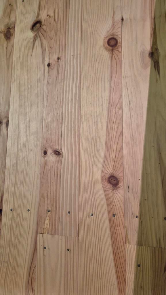 Plancher en bois marin déclassé.