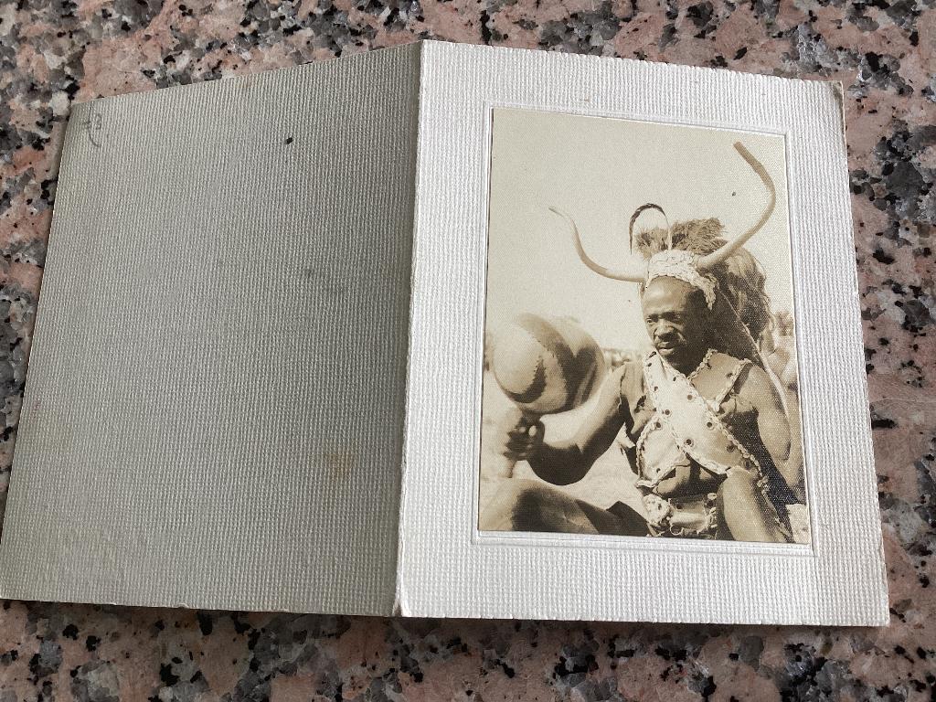 Wenskaart 1957 van Sakuma witch-doctor., Diversen, Wenskaarten, Ophalen of Verzenden, Gebruikt