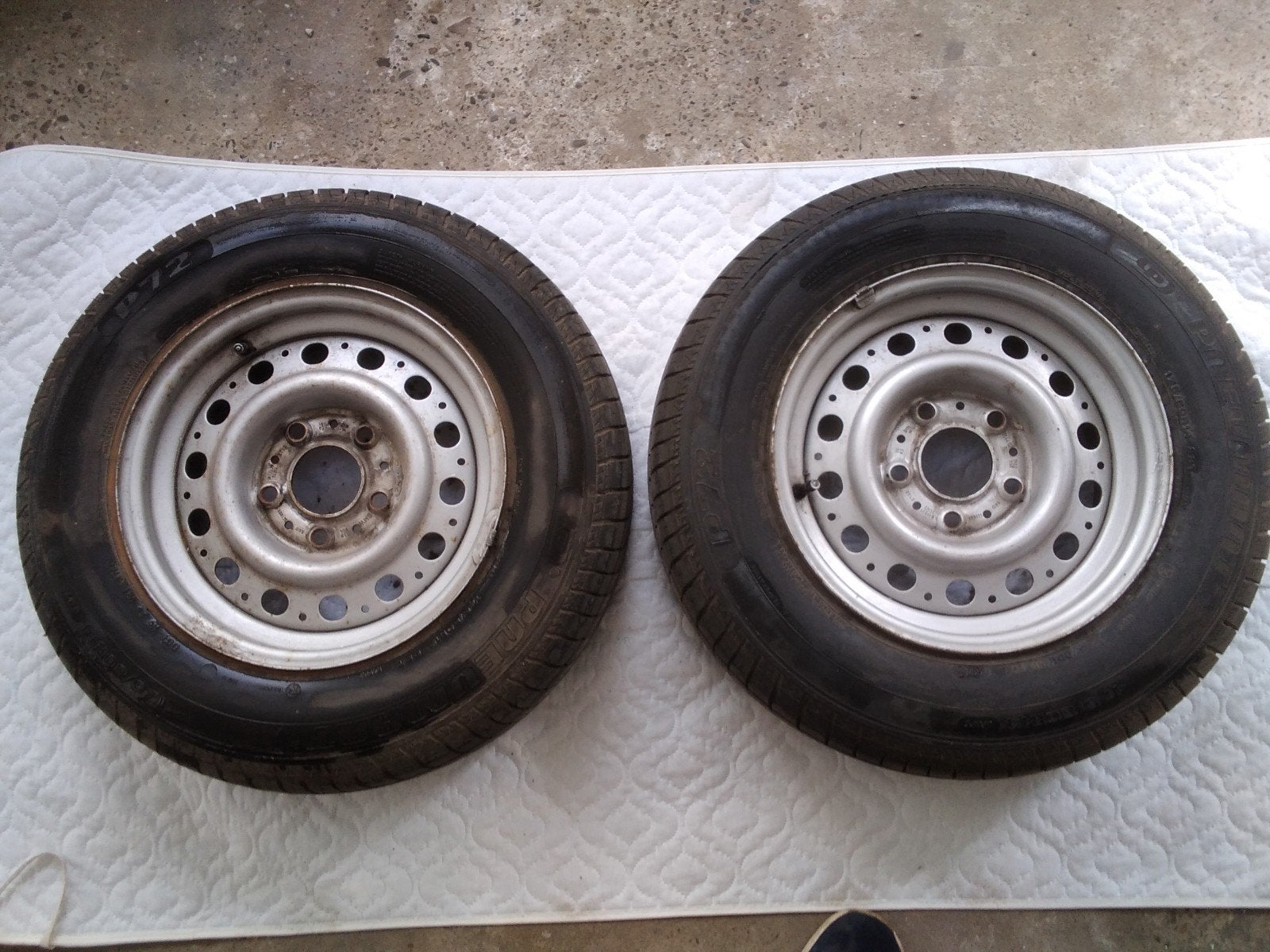 Deux pneus a vendre, Enlèvement, Pneu(s)