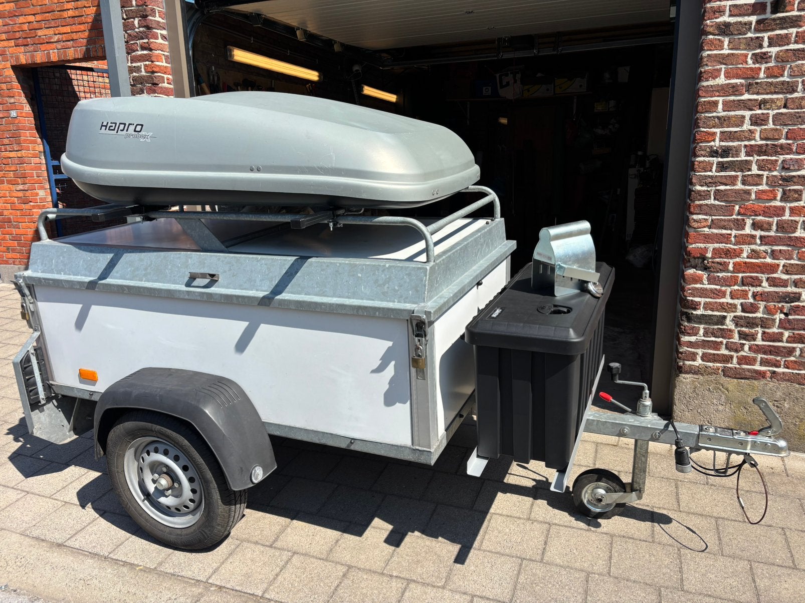 Gesloten aanhangwagen 750 kg + dakkoffer en dakdragers, Ophalen, Gebruikt