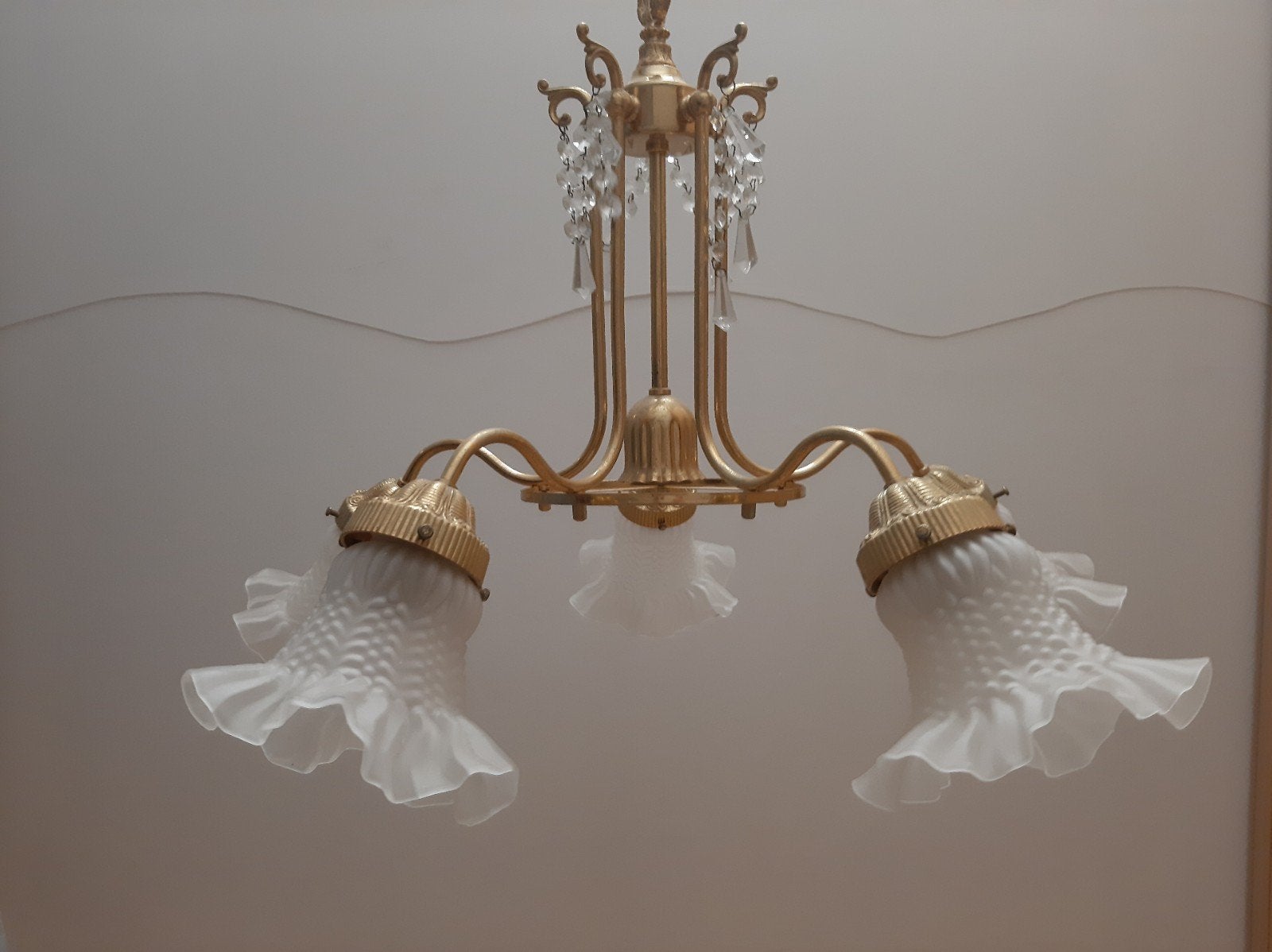 Vintage messing luchter met kristallen en melkglazen kapjes, Huis en Inrichting, Lampen | Kroonluchters, Ophalen