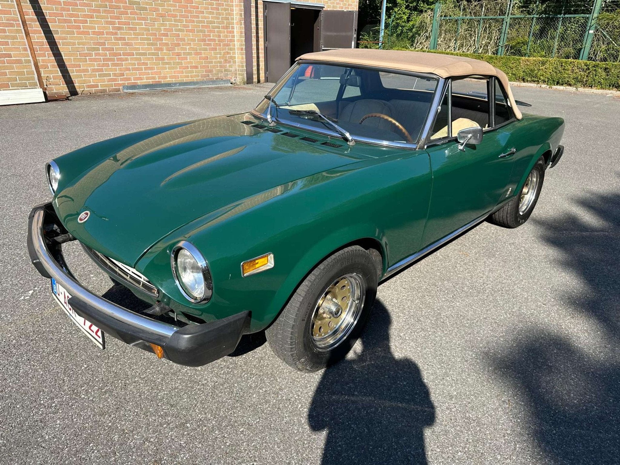 Fiat 124 Spider 1800 (bj 1975), 4 zetels, Achterwielaandrijving, 87 kW, Beige