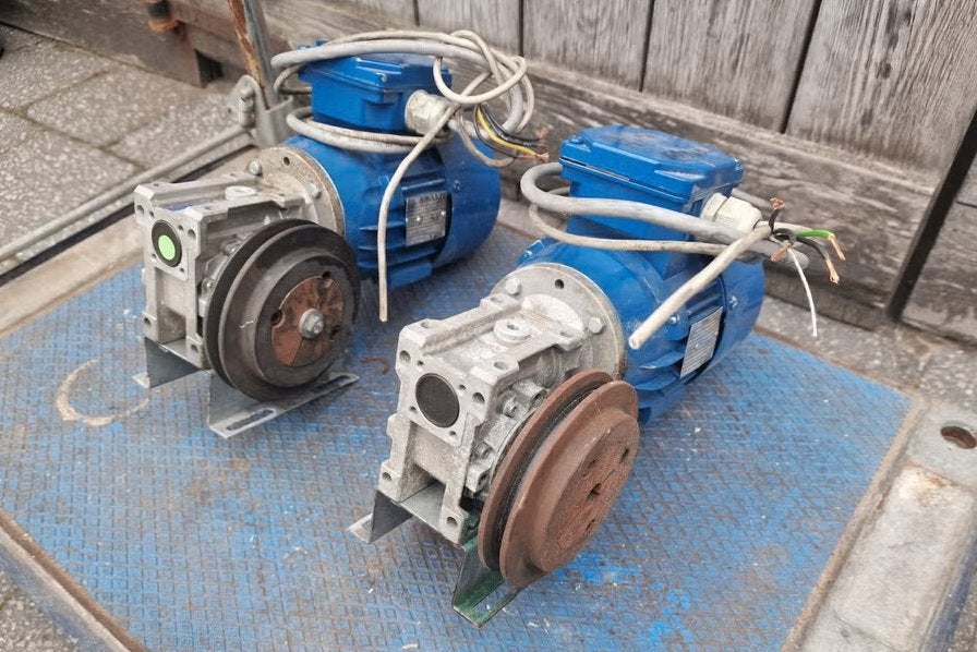 Set van 2 BESEL Elektromotoren met Vertragingskast, Ophalen, Nieuw, Elektromotor, Minder dan 1400 rpm