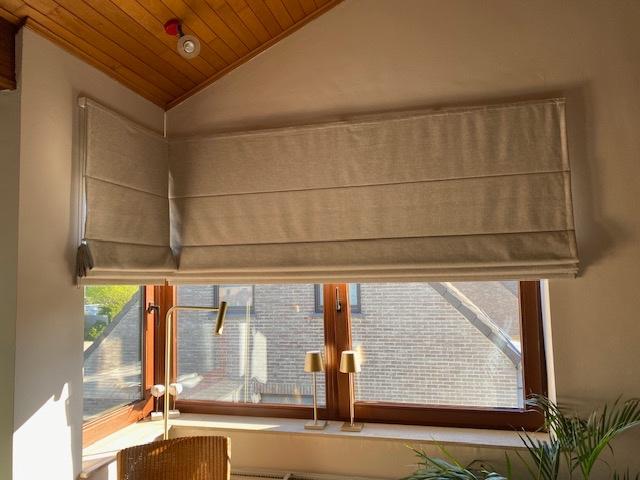 mooie zandkleurige vouwgordijnen NIEUW !!, Ophalen, Beige, Nieuw, 200 cm of meer