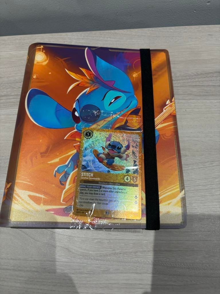 Disney Lorcana Stitch Binder + Card “Carefree Snowboarder”, Hobby en Vrije tijd, Ophalen of Verzenden, Zo goed als nieuw, Foil