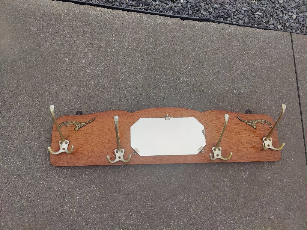 Ancien porte manteaux, Enlèvement