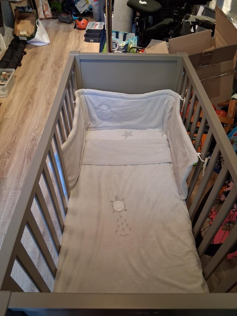 Babybed+bijpassend bedrand en zachte deken., Kinderen en Baby's, Ophalen, In hoogte verstelbaar