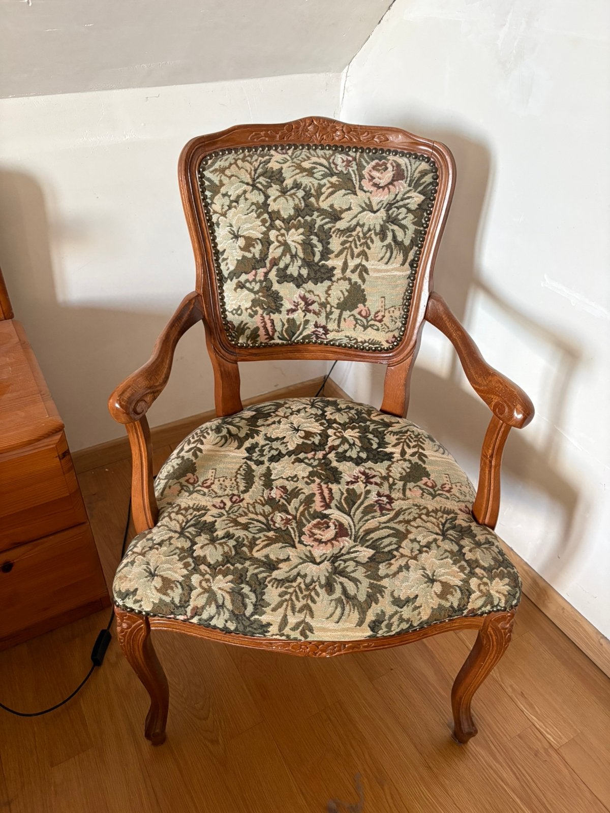 2 identieke stoelen, Ophalen