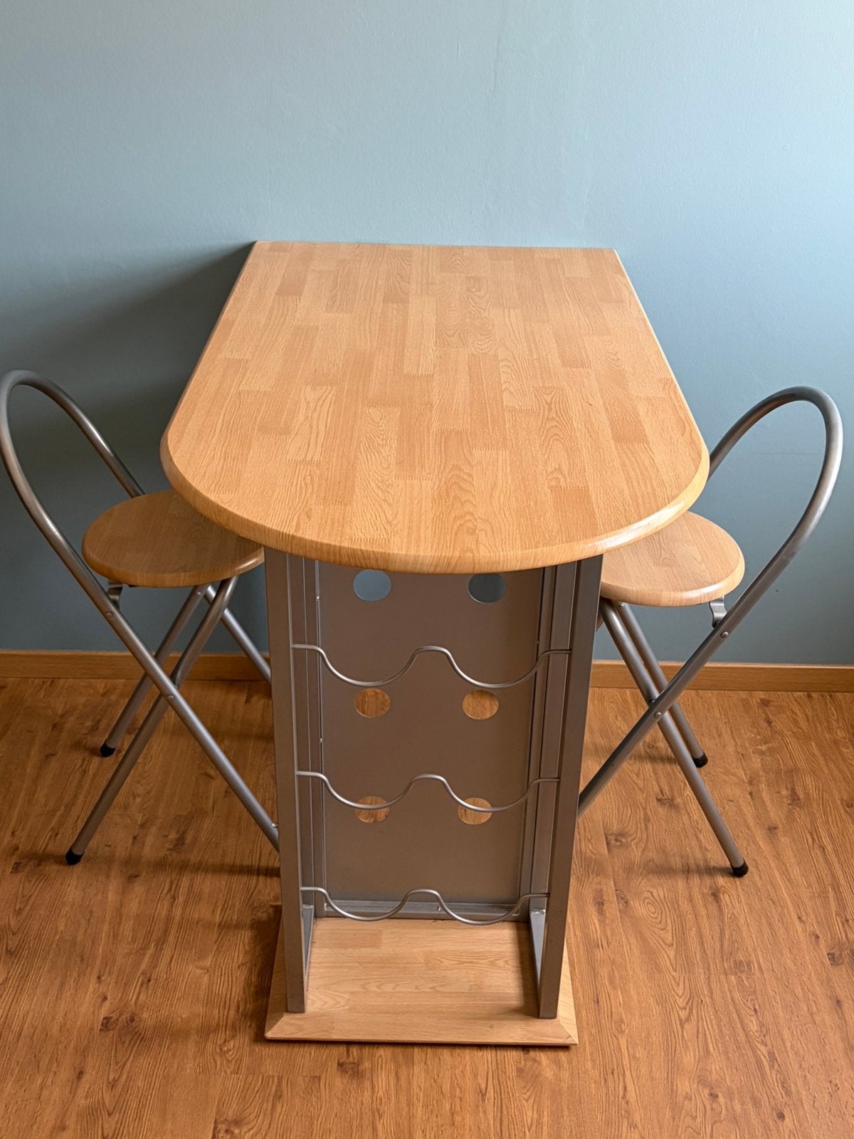 Leuke tafel met 2 inklapbare stoeltjes, Ophalen, Zo goed als nieuw