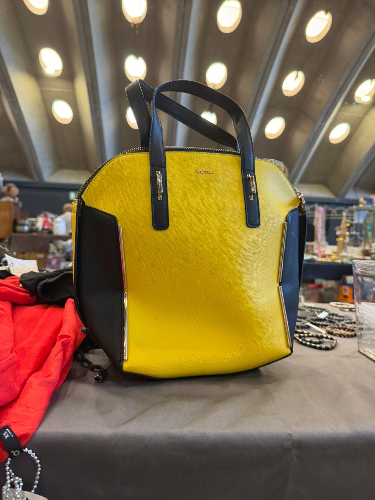 Stijlvolle geel-zwarte handtas met goudkleurige details, Ophalen of Verzenden, Zo goed als nieuw, Geel