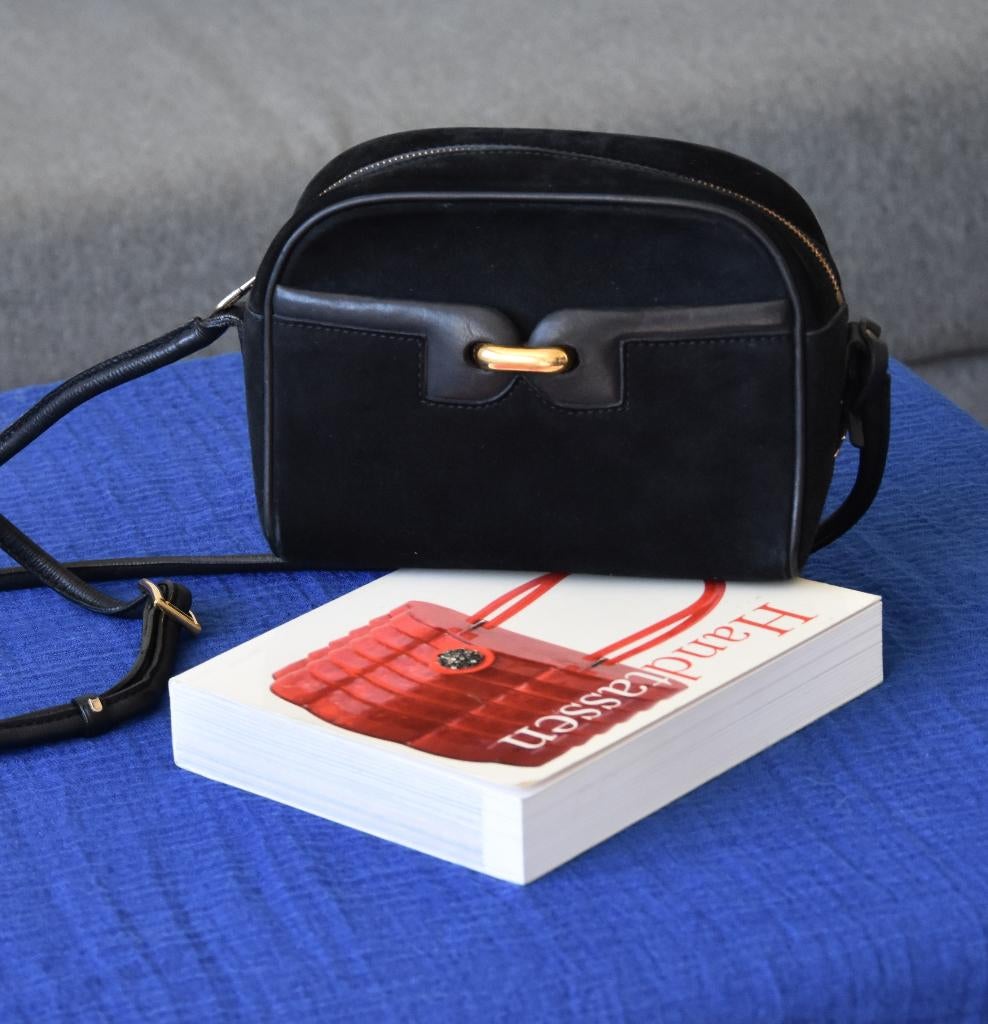 Delvaux vintage crossbody suède zwart als nieuw, Ophalen, Zo goed als nieuw, Zwart, Schoudertasje