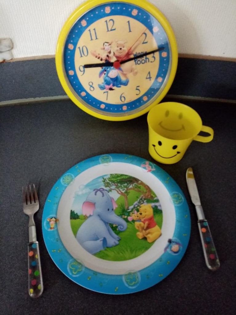 Winnie the Pooh analoge klok , kinderbord + beker + bestek, Blauw, Ophalen of Verzenden, Zo goed als nieuw, Klok