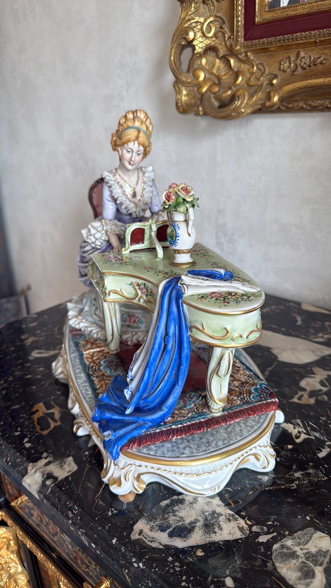 Porcelaine G. Cortese « Femme au piano » (Capodimonte), Enlèvement