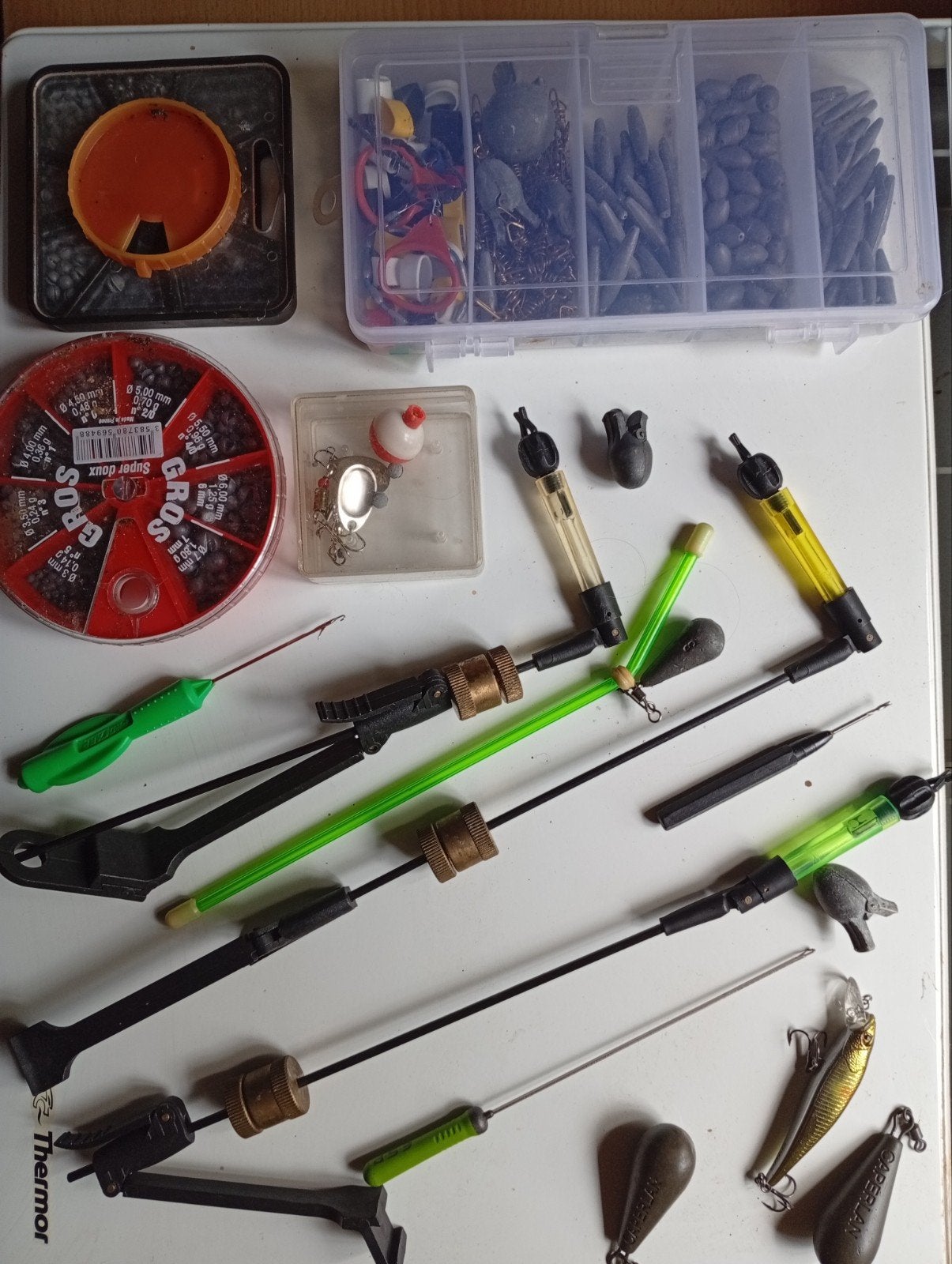 Groot gemengd lot vismateriaal, dobbers en accessoires, Watersport en Boten, Hengelsport | Algemeen, Ophalen