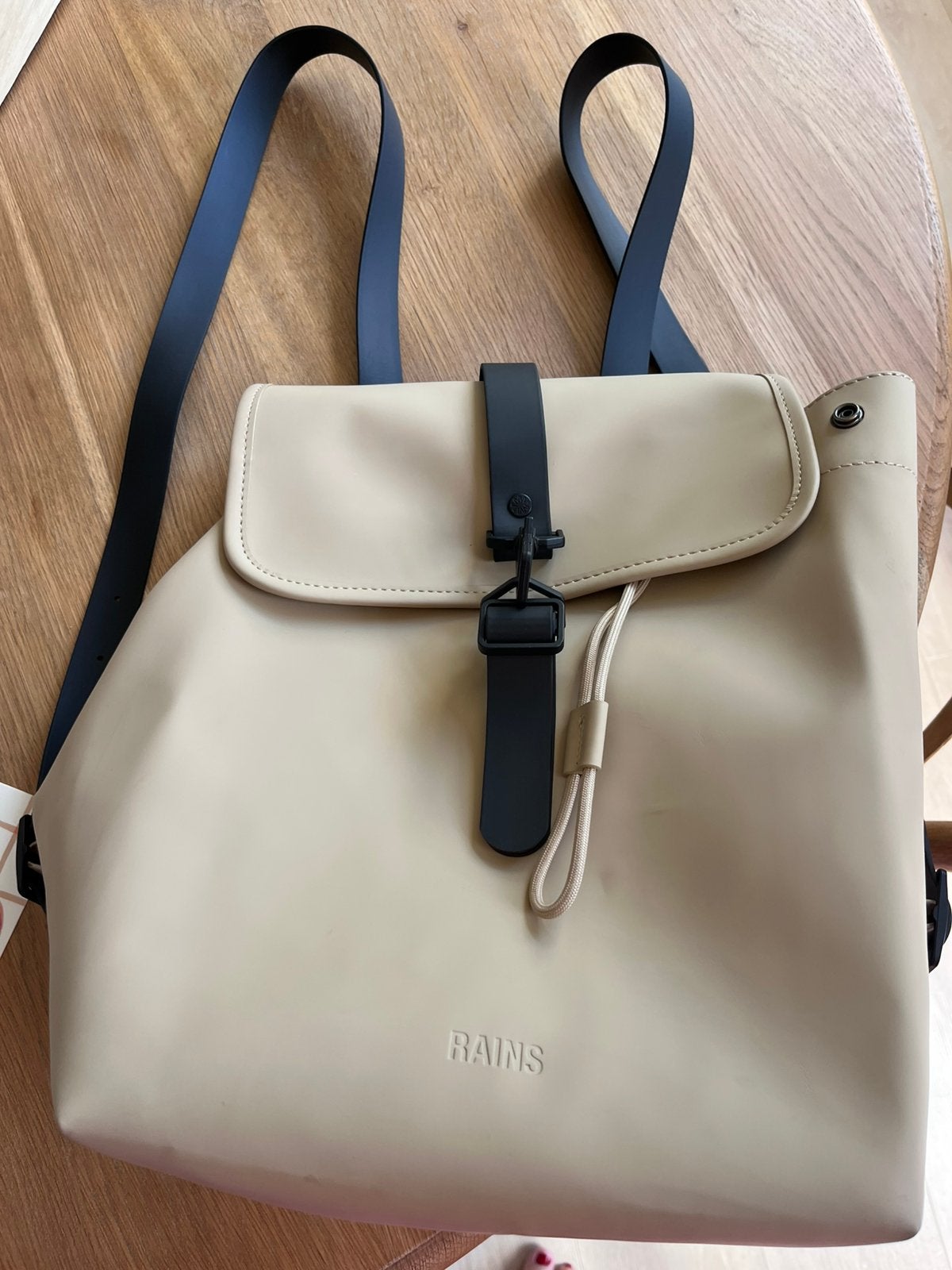 Sac à dos de marque RAINS, Bijoux, Sacs & Beauté, Sacs | Sacs à dos, Neuf, Autres marques, 25 à 40 cm, Enlèvement ou Envoi