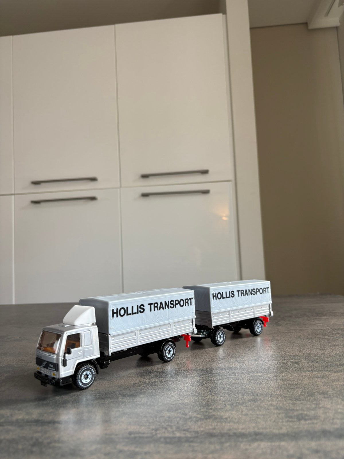 Siku Volvo Hollis Transport, Hobby & Loisirs créatifs, Enlèvement ou Envoi, Comme neuf, Bus ou Camion, SIKU