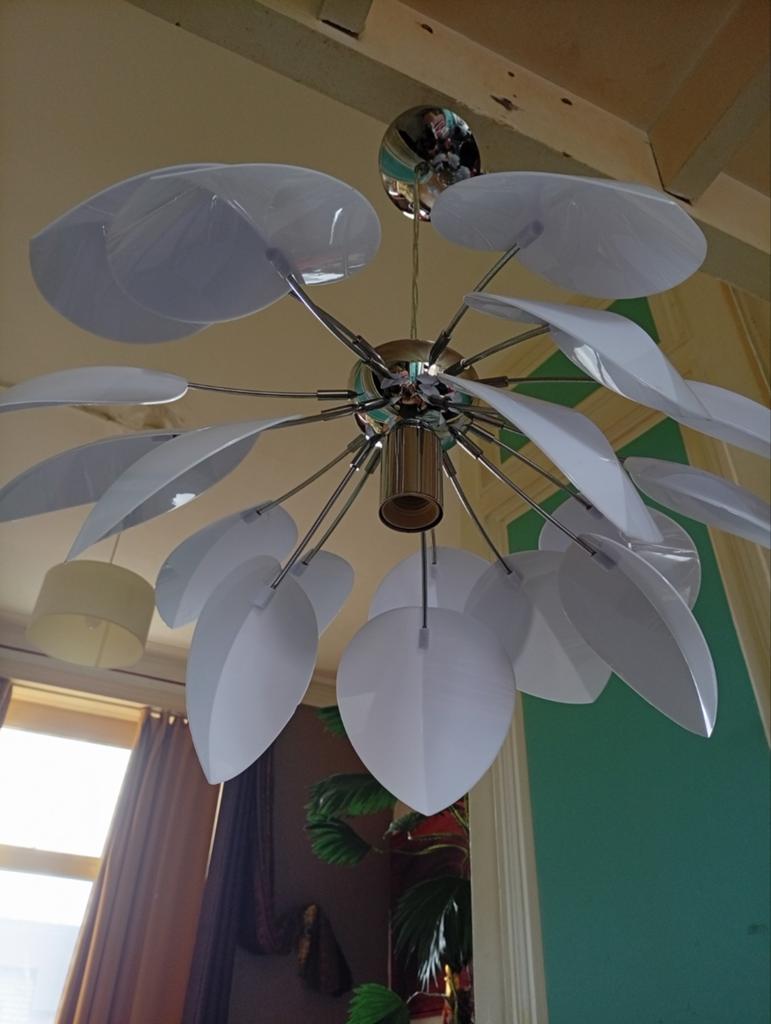 Très beau lustre moderne très chic quasi neuf, Ophalen