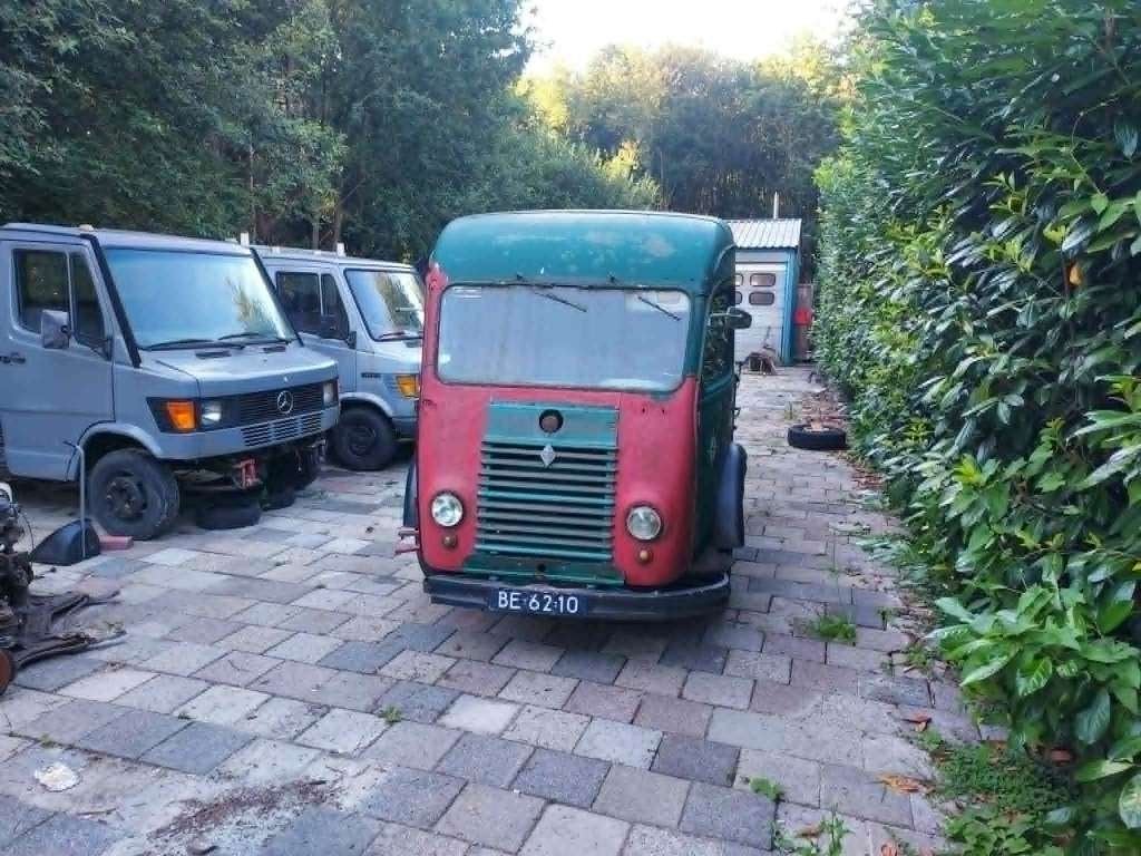 OLDTIMER Renault 1954 restauratie  lees de advertenie goed, Auto's, Achterwielaandrijving, Renault, Leder, Handgeschakeld