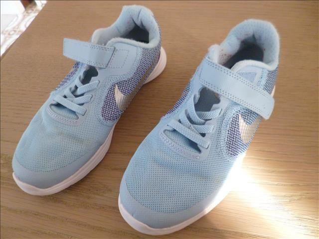 NIKE verschillende blauwe sport schoenen maat 33 ZGAN, Kinderen en Baby's, Kinderkleding | Schoenen en Sokken, NIKE, Meisje, Sportschoenen