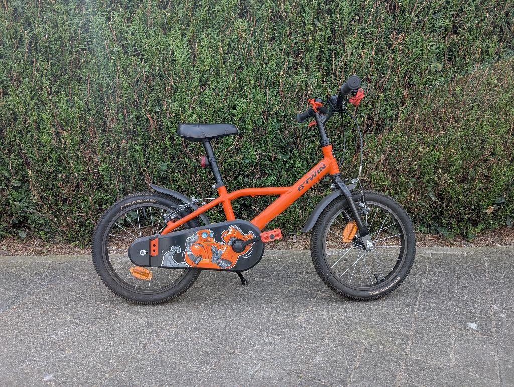 Oranje B'Twin Kinderfiets (16 inch) + bijpassende helm, Fietsen en Brommers, Fietsen | Kinderfietsjes, Ophalen, 16 tot 20 inch