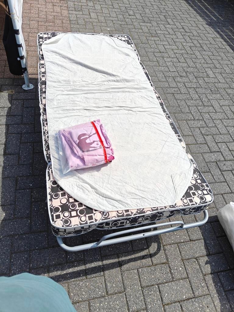 Opklapbaar logeerbed met lakens / dekbed, Huis en Inrichting, Ophalen