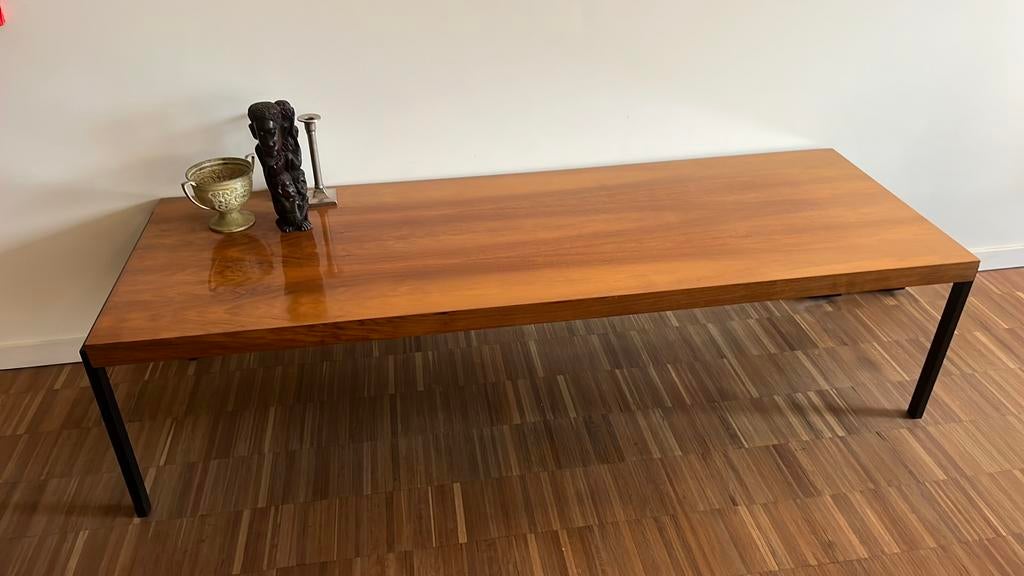 Grande table basse en bois massif avec pieds en métal noir, Enlèvement