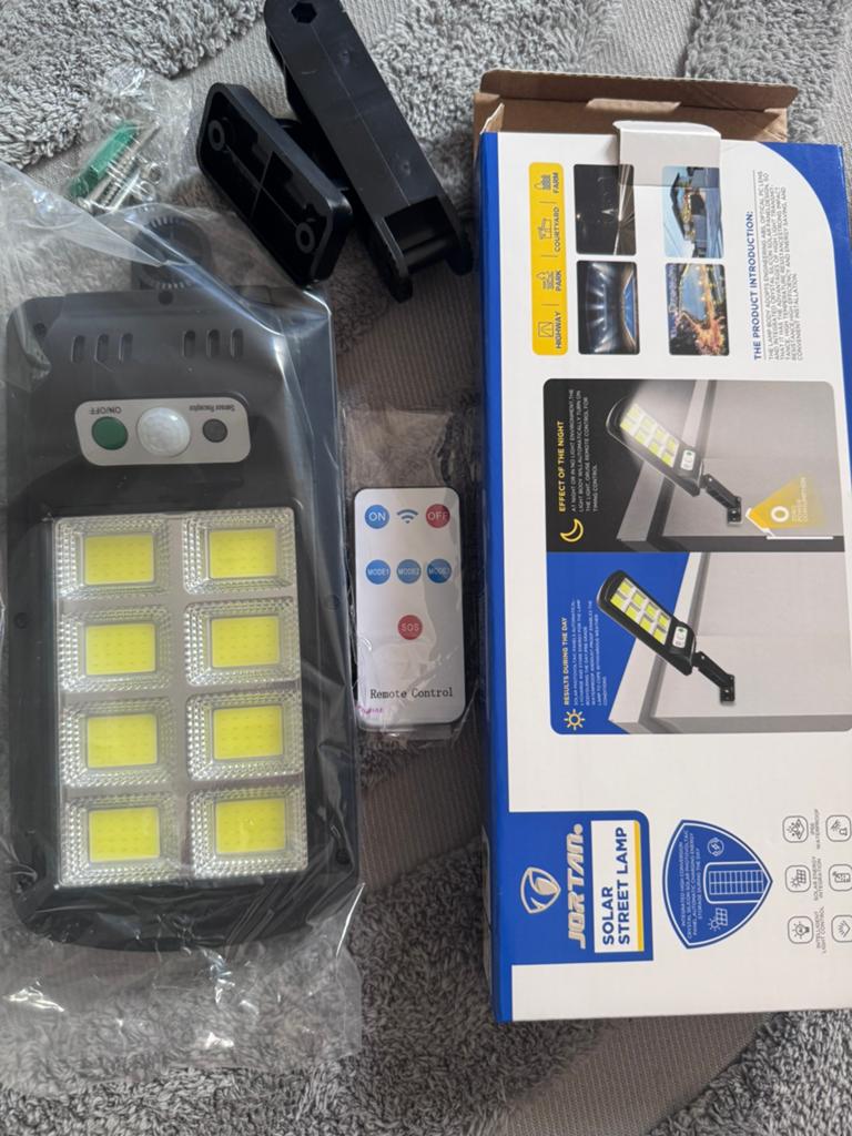 Lampe solaire neuf emballé avec téléphone prix 20, Enlèvement ou Envoi, Comme neuf