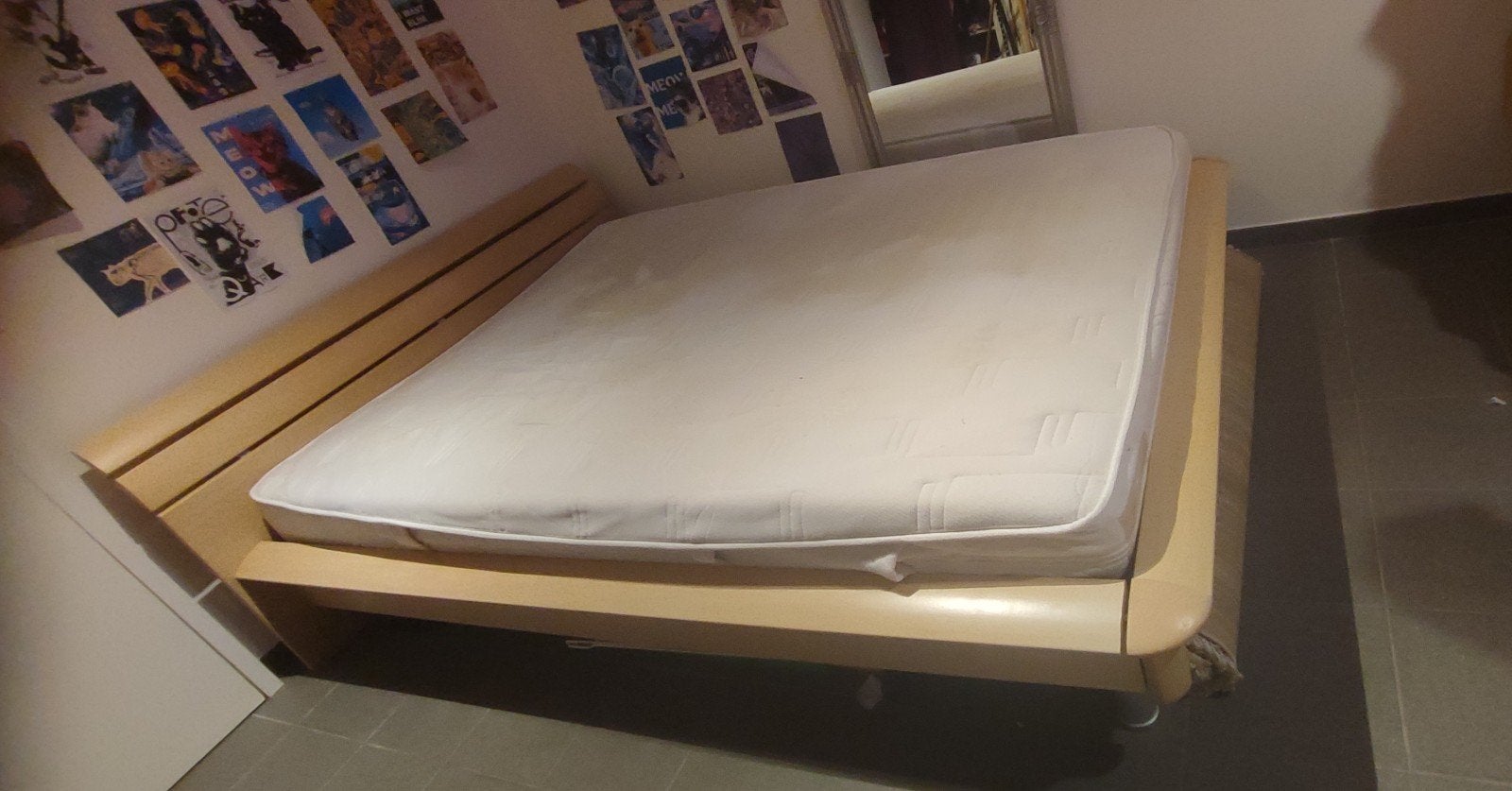 Lit double 160 x 220 cm avec sommier à lattes et matelas, Maison & Meubles