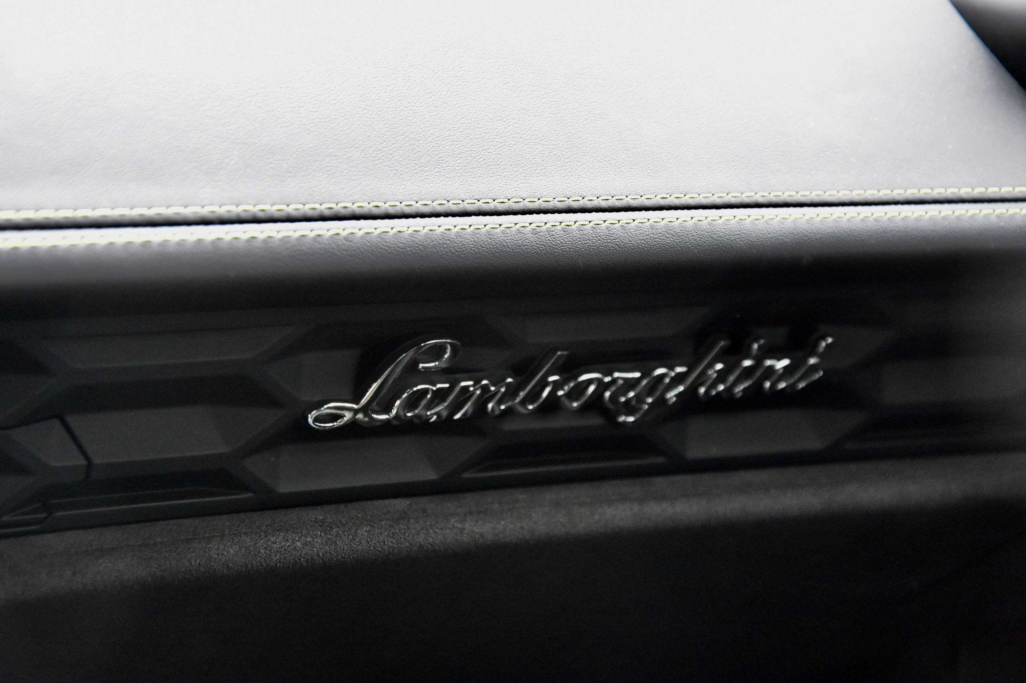 Lamborghini Huracan Huracan 5.2i V10 40v LP580-2 *LAMBO HIST, Autos, Argent ou Gris, Achat, https://public.car-pass.be/vhr/dd188d47-4df3-448e-a8d8-cadbd3ffb09a