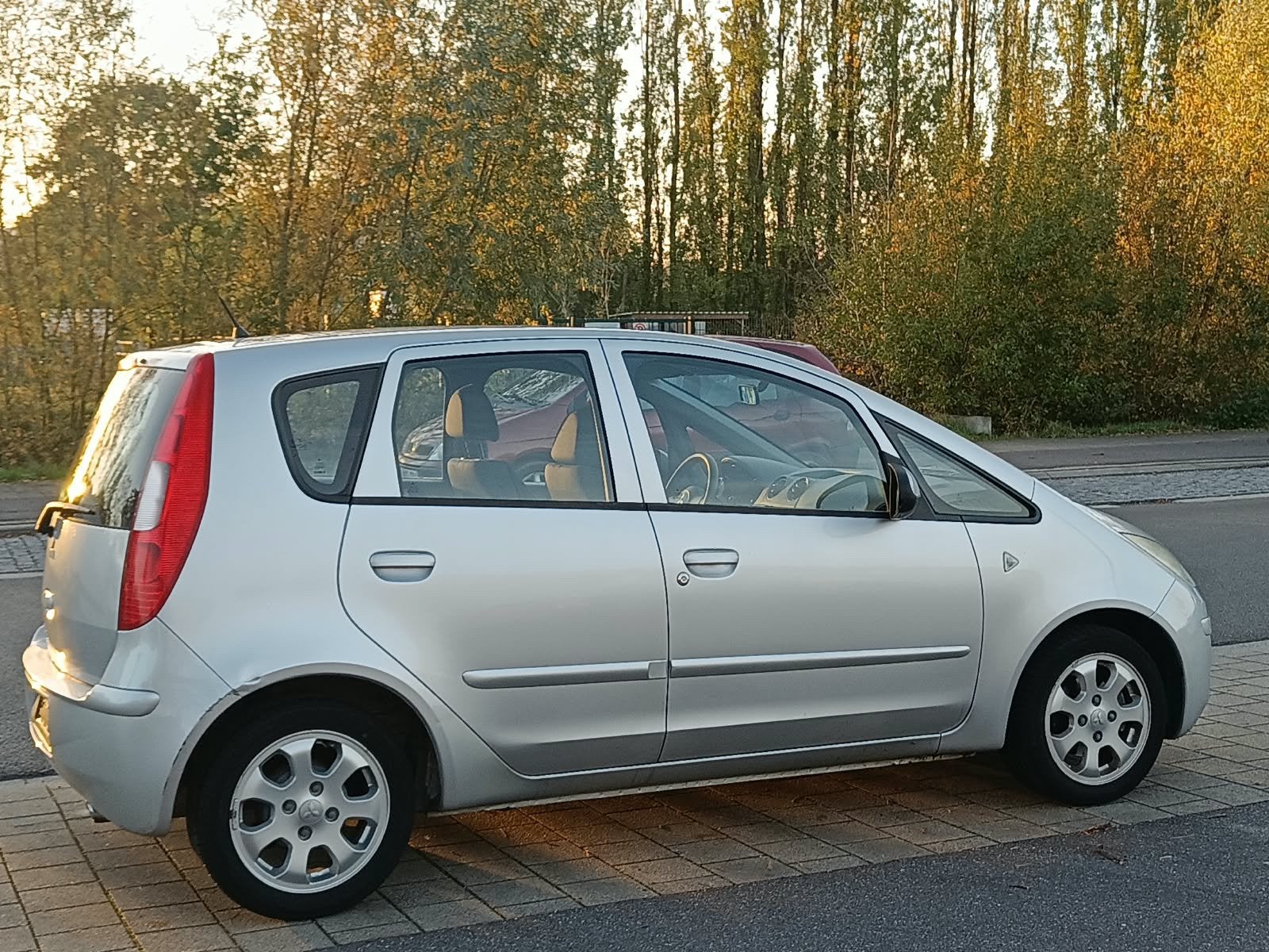 MITSUBISHI COLT 1.3 BENZINE AIRCO - 2007 - 079.000KM!!, Auto's, Stof, Zwart, Colt, Particulier