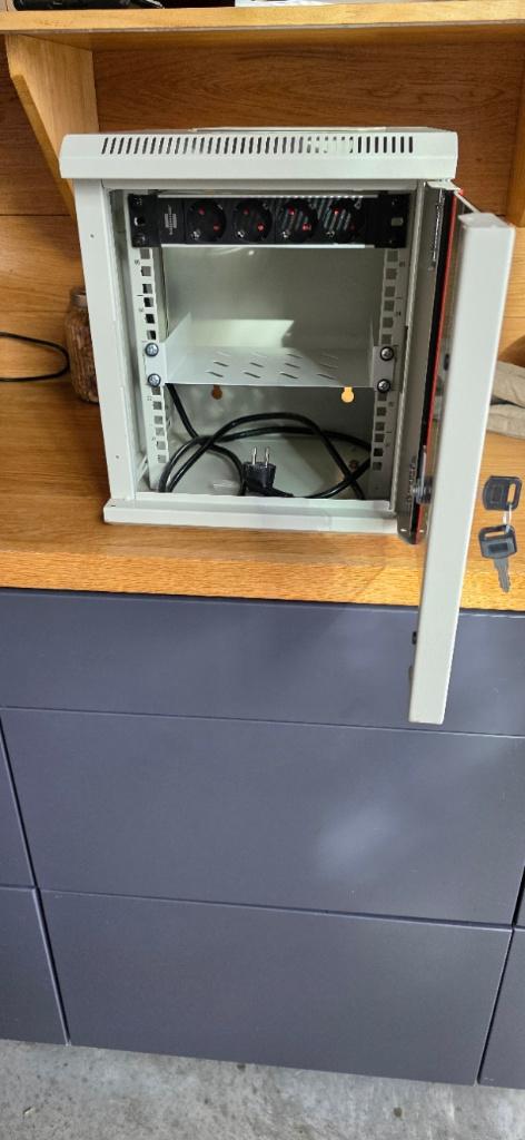 Armoire réseau 10 pouces (avec accessoires), Informatique & Logiciels, Enlèvement, Comme neuf