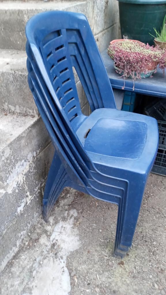 4 chaises de jardin bleues, solides, empilables, Ophalen, Gebruikt, Kunststof, Stapelbaar