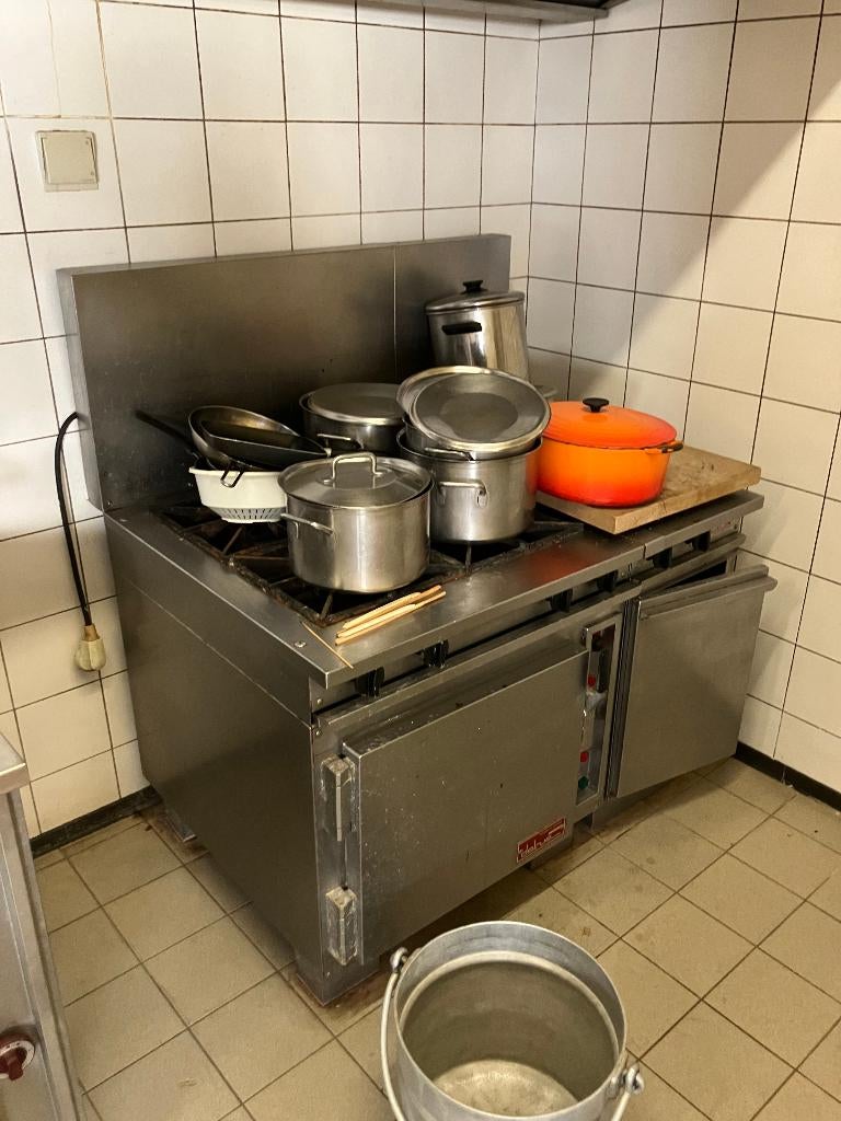 Cuisinière à gaz professionnelle avec fours — Delrue, Enlèvement, Utilisé, Gaz