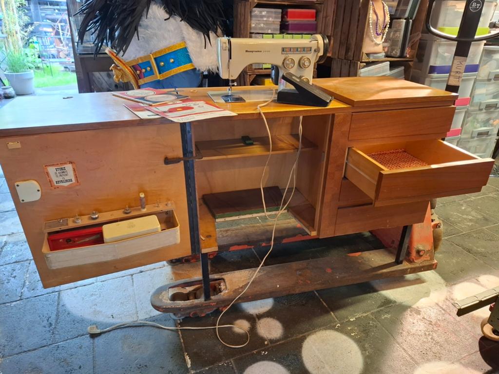 vintage houten naaimachinekast, Ophalen