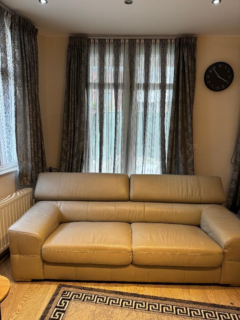 Canapé 3 places en cuir beige EMILIO – Design contemporain, Trois personnes, 100 à 125 cm, 200 à 250 cm, Cuir de vachette d’épaisseur 1,2 mm