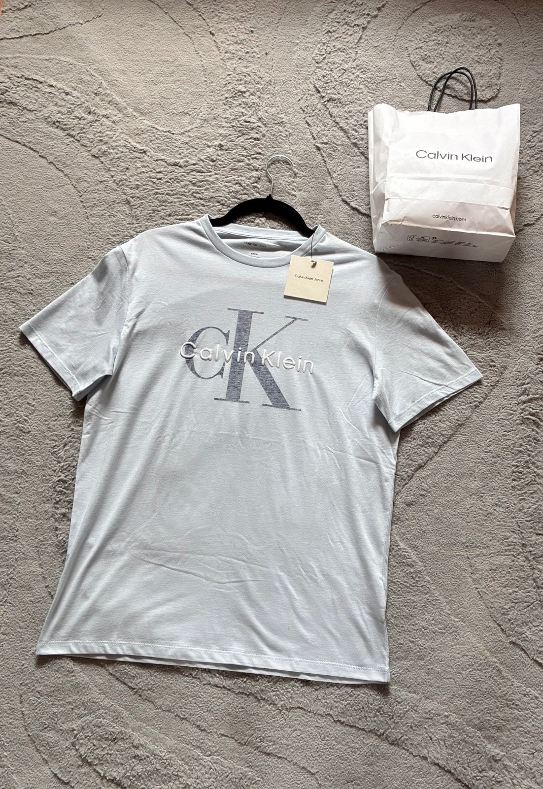 T-shirt Calvin Klein Jeans – Logo Monogramme – Blanc/Bleu, Enlèvement ou Envoi, Neuf, Taille 46 (S) ou plus petite, Bleu