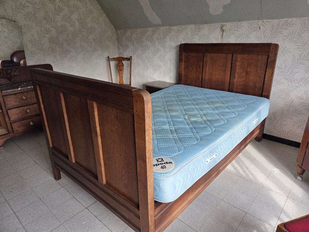 Antieken bed met nachtkastje en commode, Ophalen