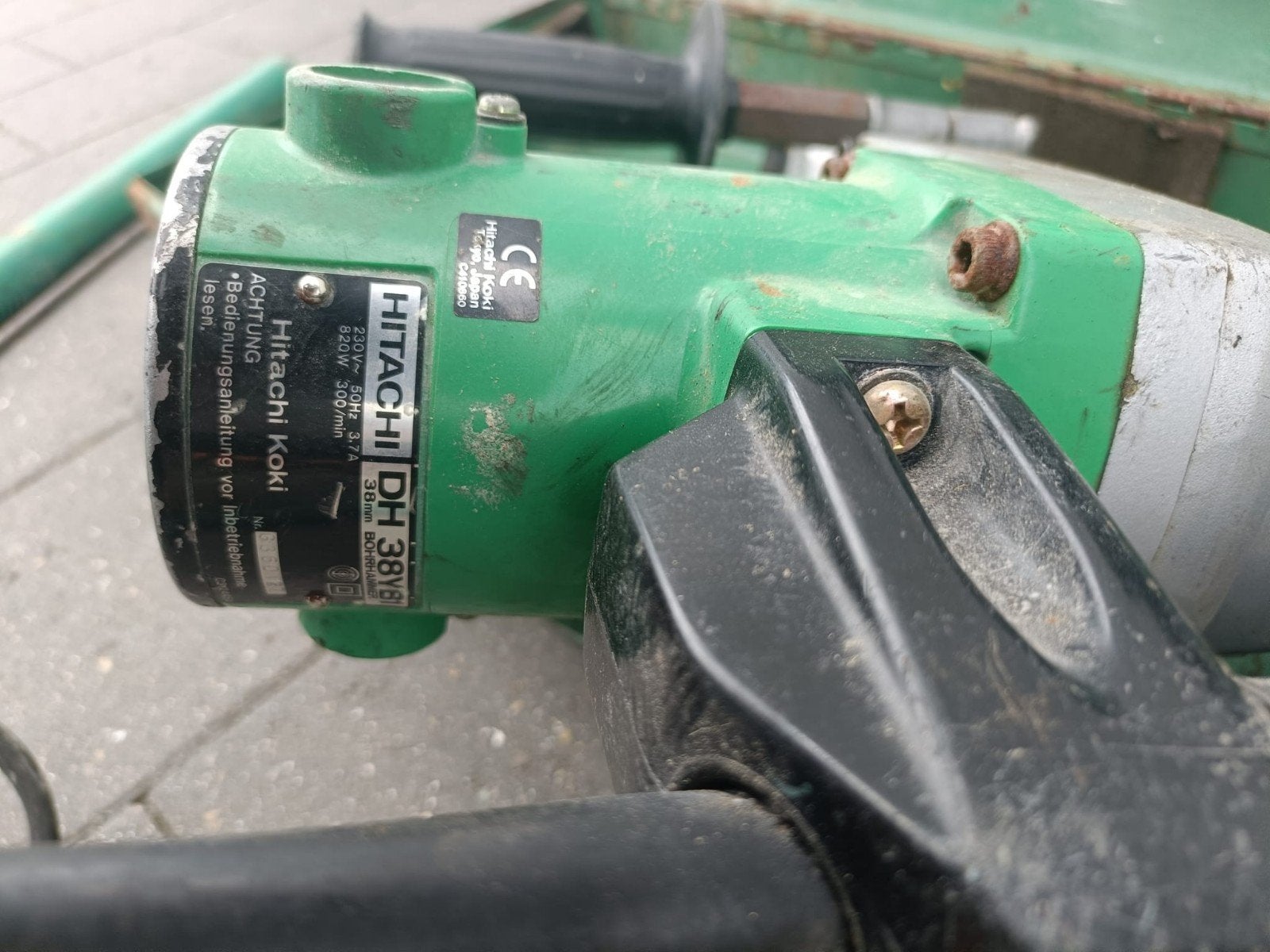 Breekhamer Hitachi, Ophalen