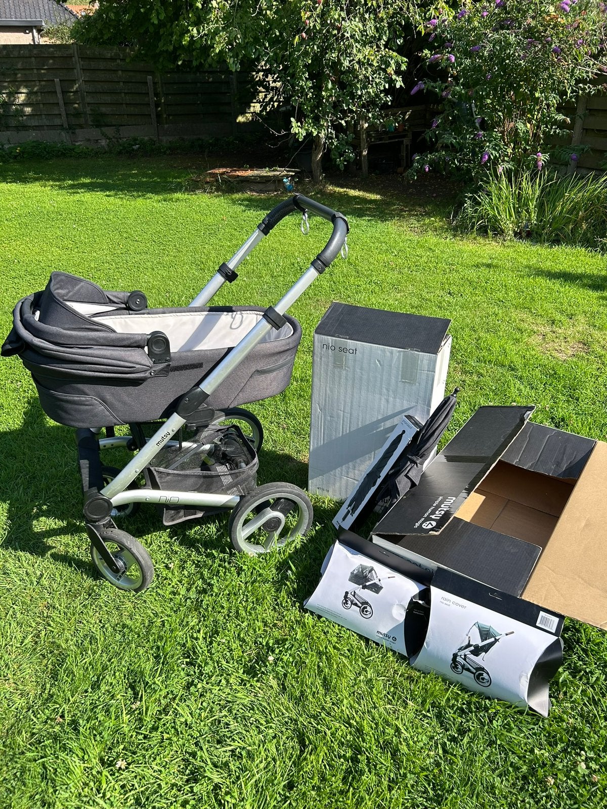 Mutsy Nio 2-in-1, compleet met wieg/buggy, regenhoes/parasol, Kinderen en Baby's, Buggy's, Gebruikt, Duomodel, Regenhoes, Verstelbare rugleuning