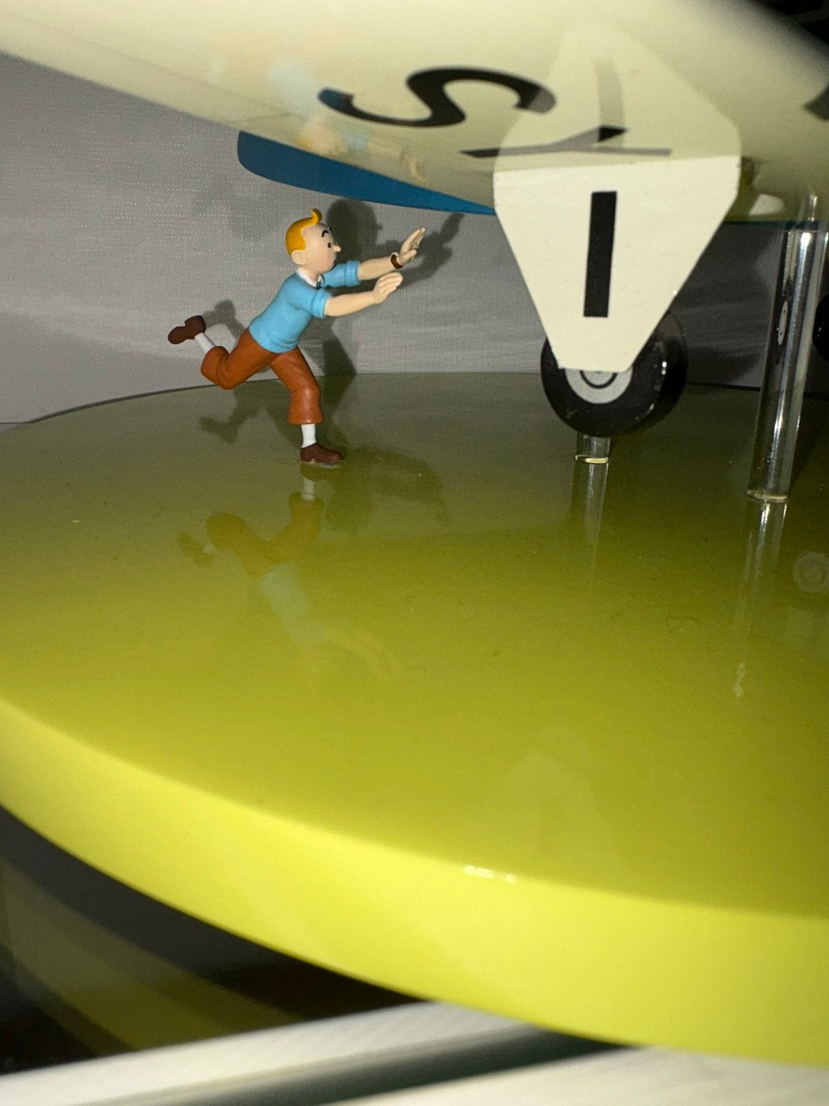 Kuifje vliegtuig Kuifje voet afgebroken maar terug gelijmd, Enlèvement ou Envoi, Tintin, Utilisé, Statue ou Figurine