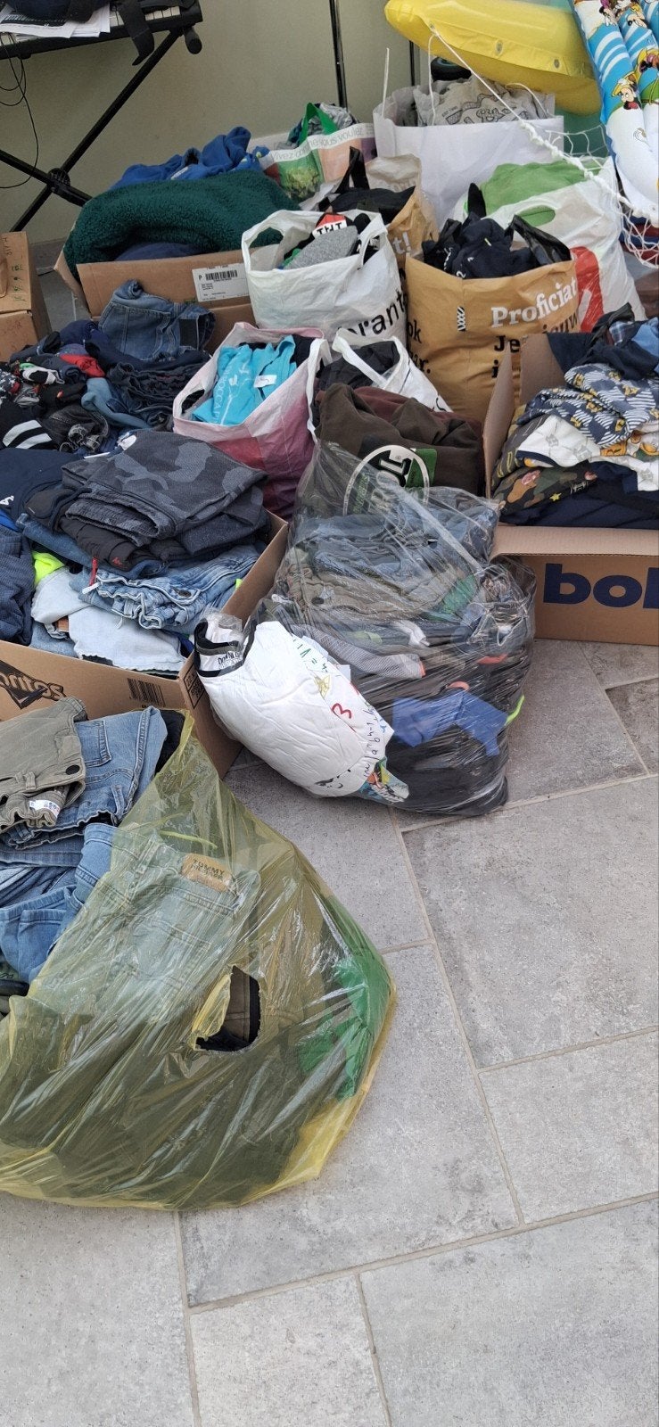 Beaucoup de vêtements usagés pour les enfants de 10 à 13 ans, Enlèvement ou Envoi