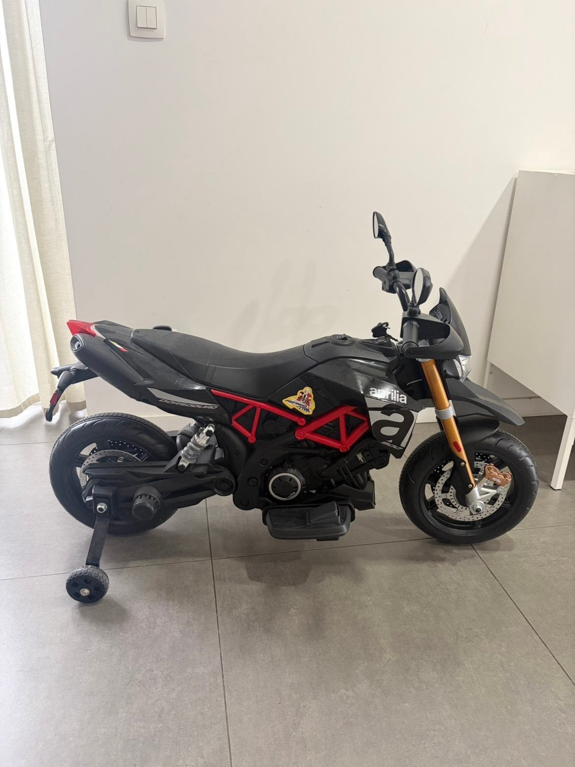 Moto enfant Aprilia 12v quasi neuve, Ophalen, Zo goed als nieuw