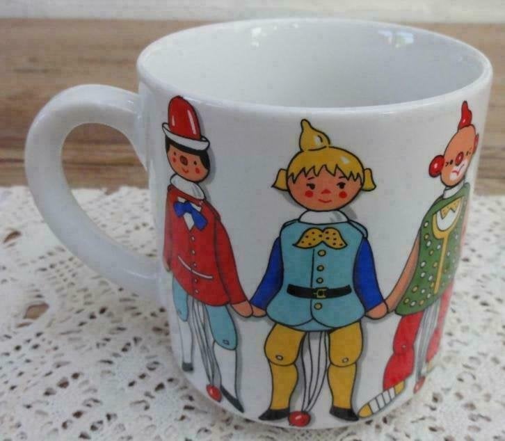 Witte beker / mok met nostalgische trekpoppen, Maison & Meubles, Cuisine | Vaisselle, -, Utilisé, Autres types, Autres styles