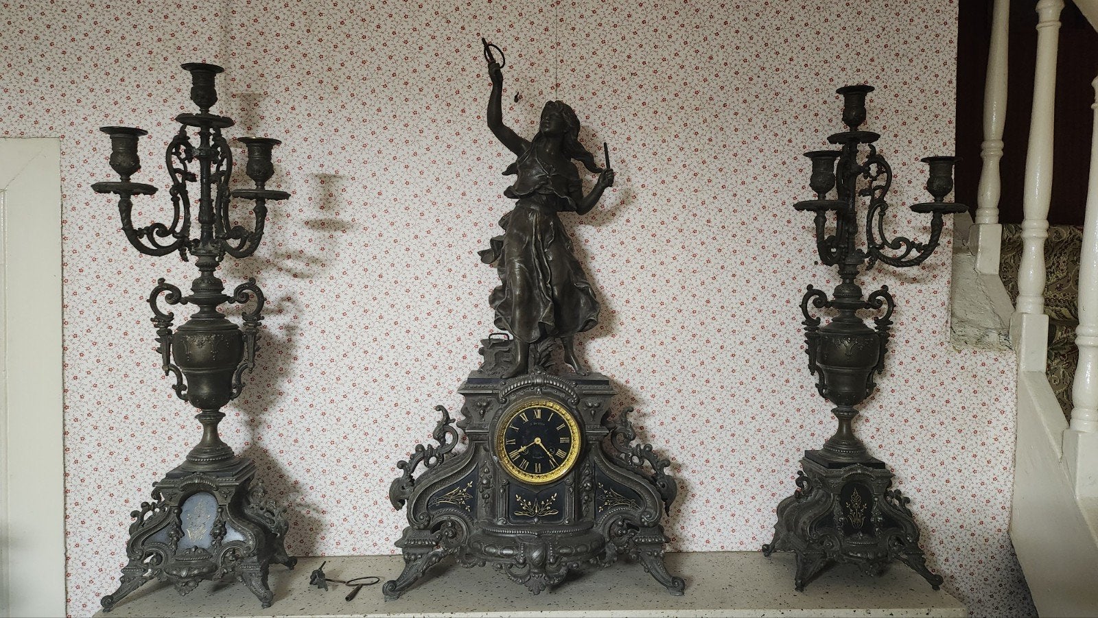 Horloge signée J. Dusart, Enlèvement, Autres matériaux